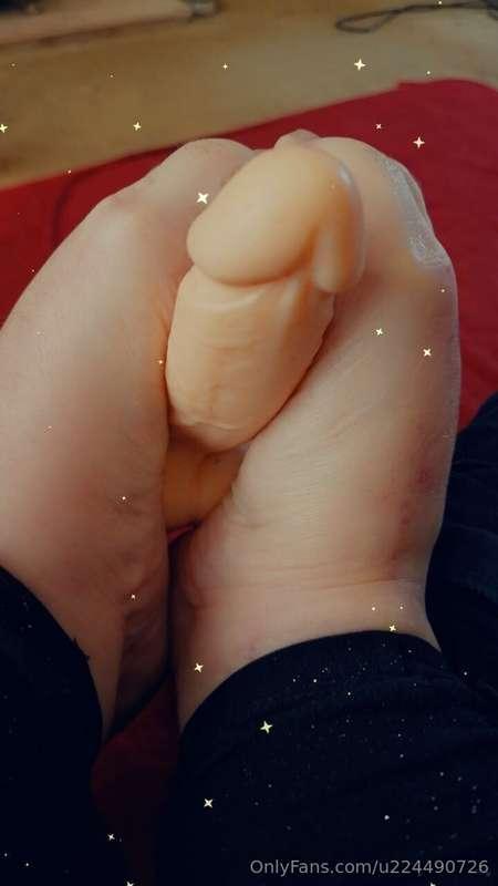 Imagine my feet wrapped around your cock baby mmm x