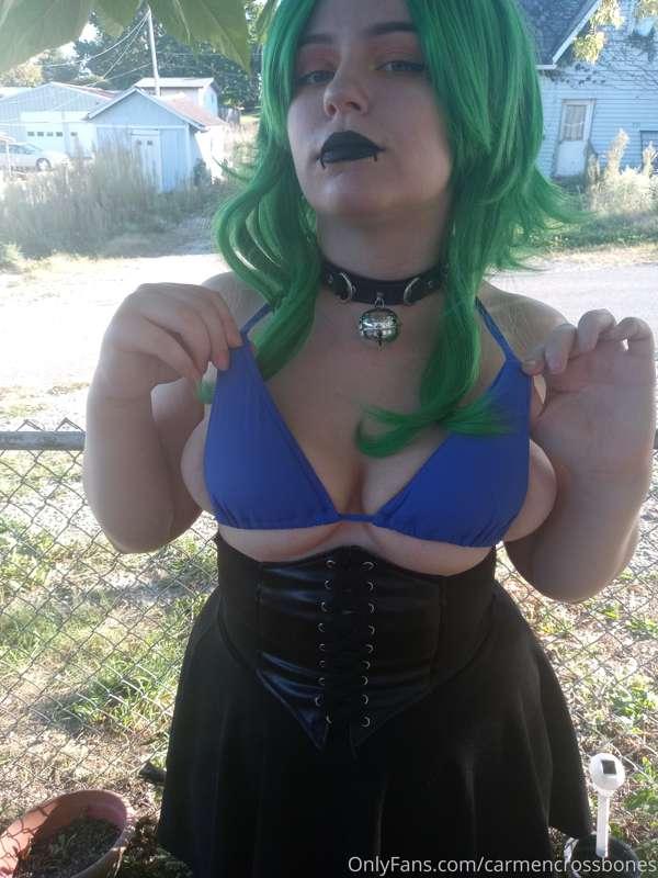 Do you like the underboob? My neighbor definitely did 🤣