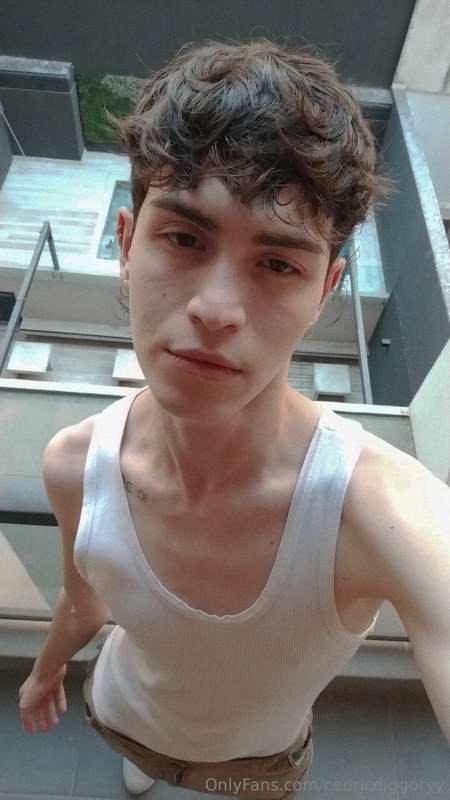 Do you want to fill my face with milk?😋💦