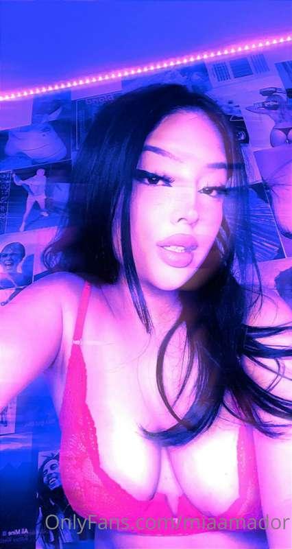 Were you looking at my juicy lips or at my big tits? 🙈