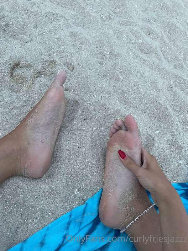 Sandy feet and soles for you 👣 white toe nails