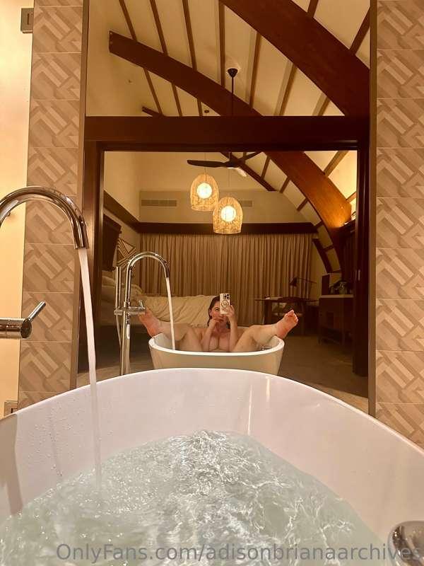 Full nude photo and video set in this tub 😈😈😈