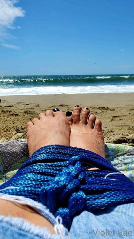 The beach, my pretty toes, and Shibari. A perfect combinatio..