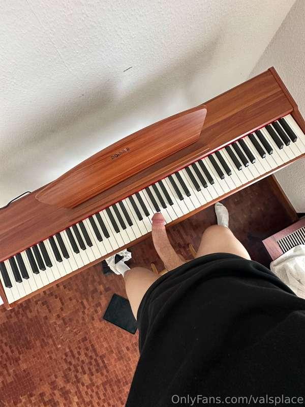 Playing piano with my dick😜