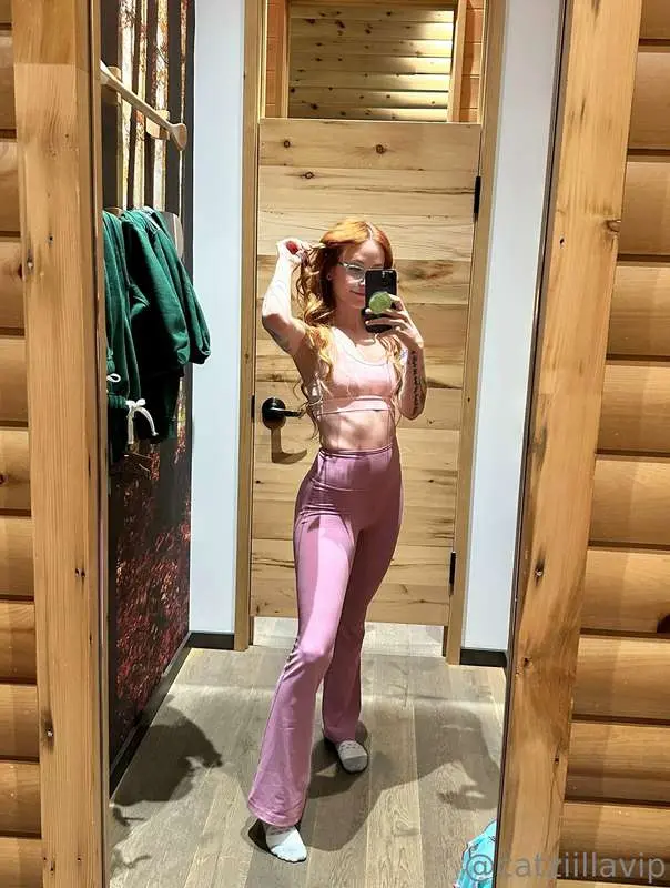 Cute dressing room pic 😳 Although the lighting is absolutely..