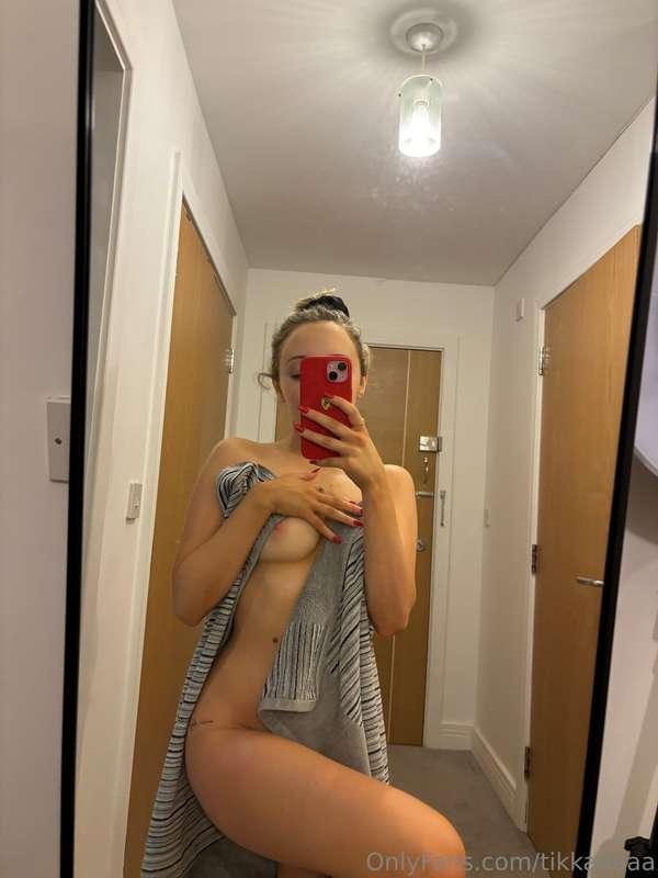 Straight from the shower 👋🏻

How is everyone?