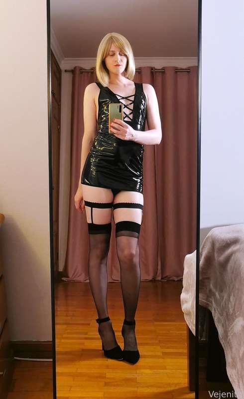 Sexy new latex shiny dress! 🖤
#cd #crossdresser #sissy #latex #femboy