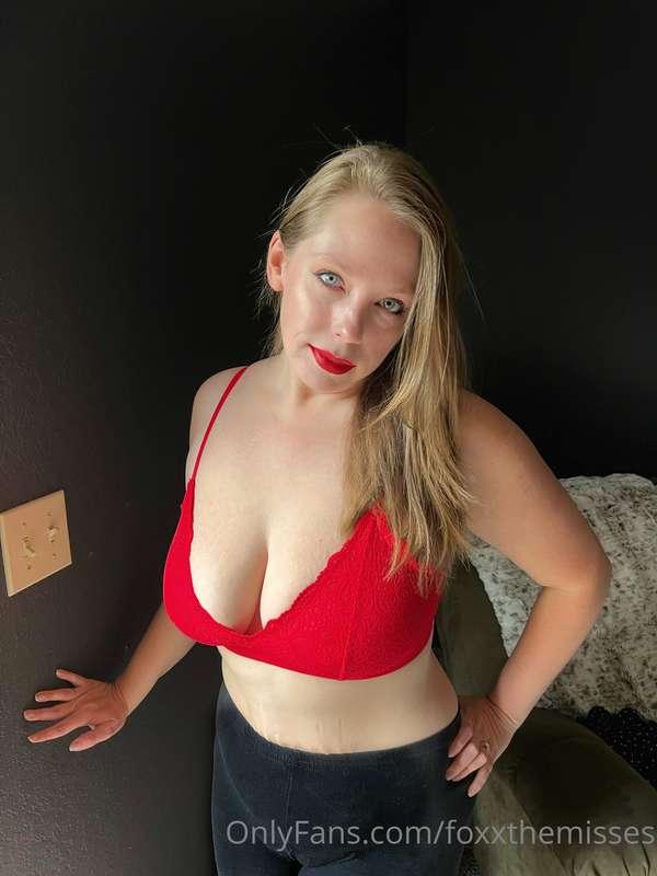 Can’t help but think “lady in red” when I see these. 

See i..