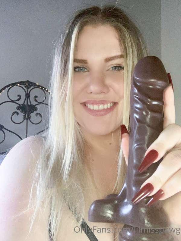 One of my fans bought me this dildo 😍 it’s like twice the si..