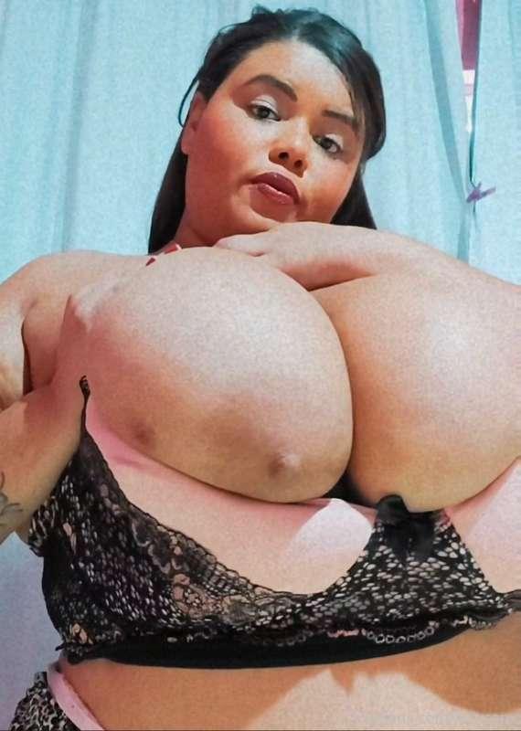 PINK AND WHITE  ! LOVE TRYING NEW BRAS AND TRYING TO GUESS H..
