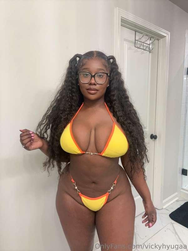 Looking absolutely gorgeous in yellow🫦