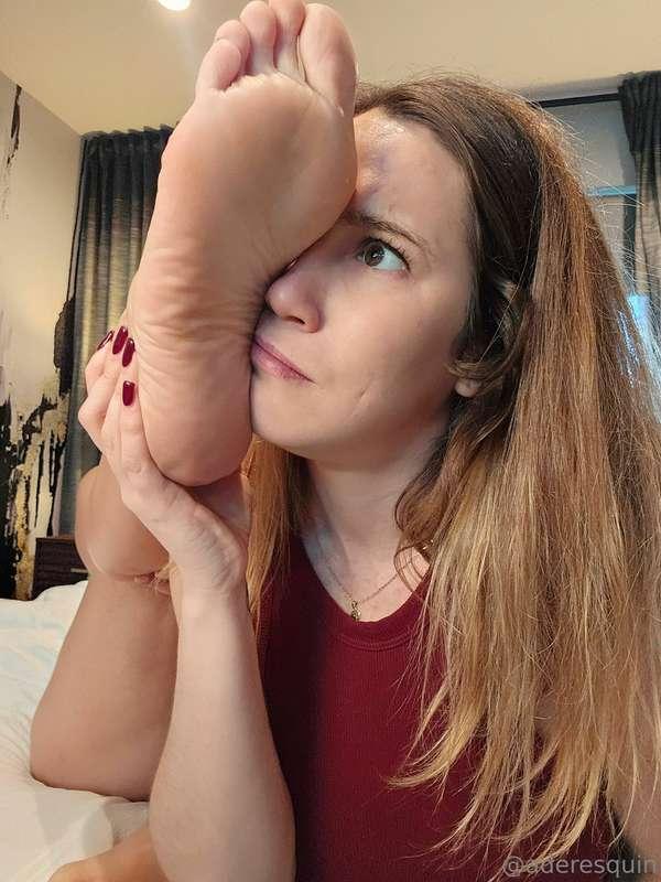 Her foot is as big as my face 🤯   @giantesscleo  @aderesquin