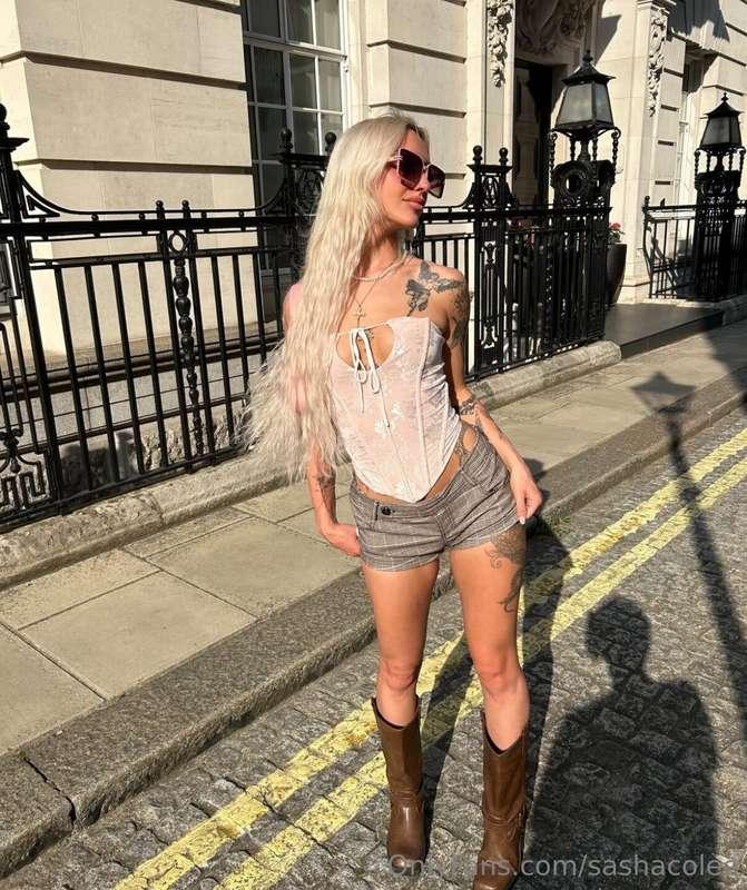 sun’s out… so am i 💋