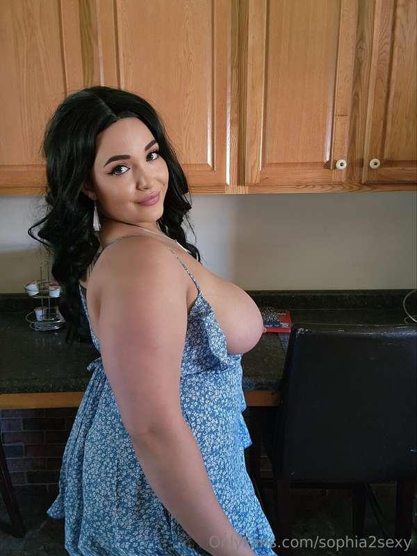 How cute does my side boob look 😍