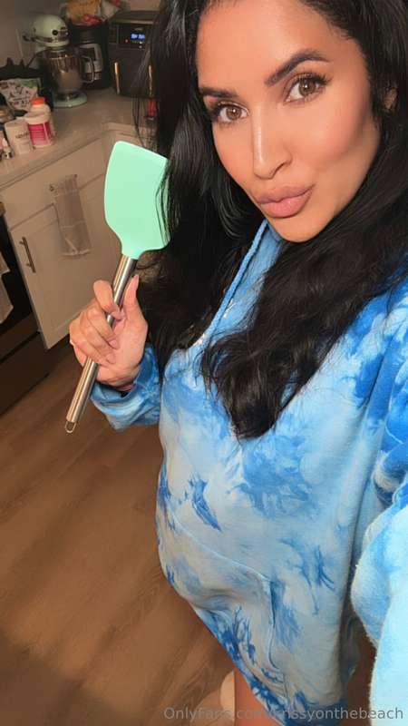 Who doesn’t love a gal that can cook in your hoodie