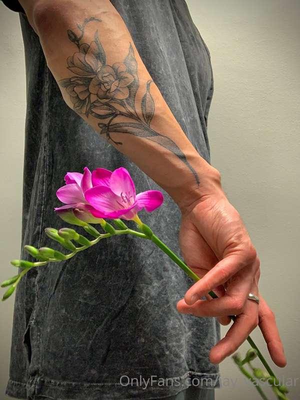 Getting artsy now😉 Holding a freesia while showing off my fr..