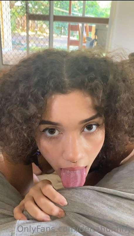 Daddy want a lick ?