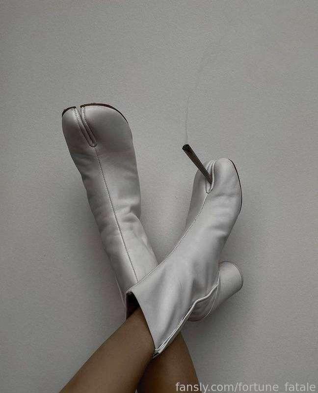 I’m sure I need boots like this, but I’m not sure which ones are best for me to step on you 👠

Opinions?

 #footfetish #sneakerfetish #whitekicks #sockfetish #findom #femdom #powerplay #heels #dominance #queenly #fortune_fatale