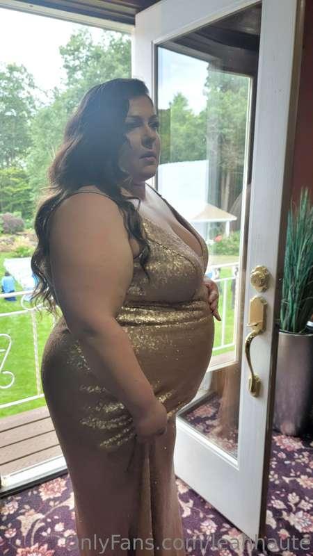 Someone snuck in a sneak peak of todays maid of honor look!