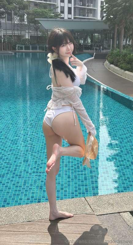 Took some pics by the pool in the sun today🌸