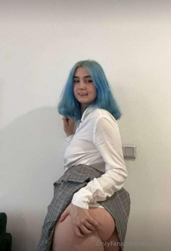 Are you looking under my skirt?😋💓@darcy_moon_shadow
