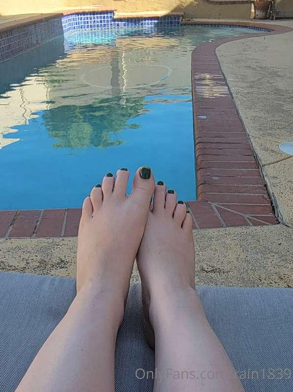 Look feets! It's been awhile since I showed them off. 🤭 I ab..