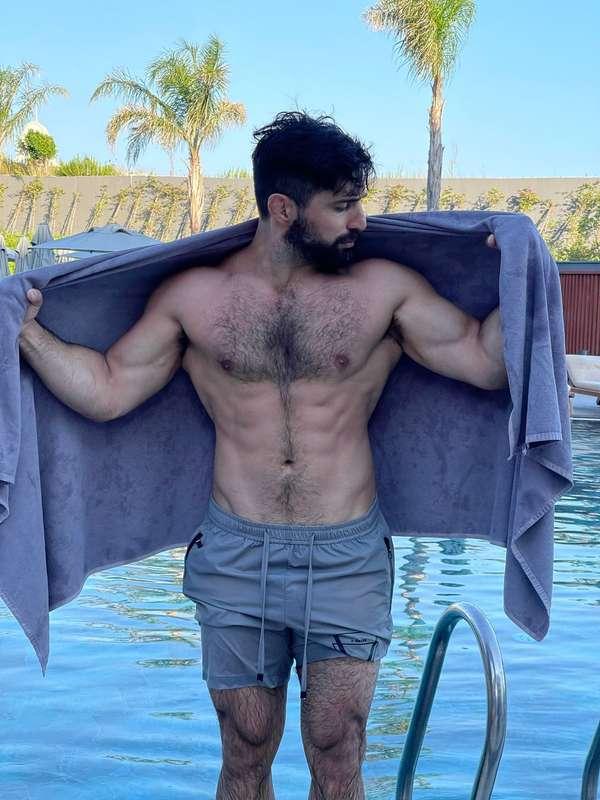 Ready for the beach 🏝️ 

#fitnessmotivation #fitbody #malemodel #mensfashion #hairychest #hunk #hermoso #beauty #handsome #arab #dubai #muscles #hot #shredded #daddy #aesthetic 