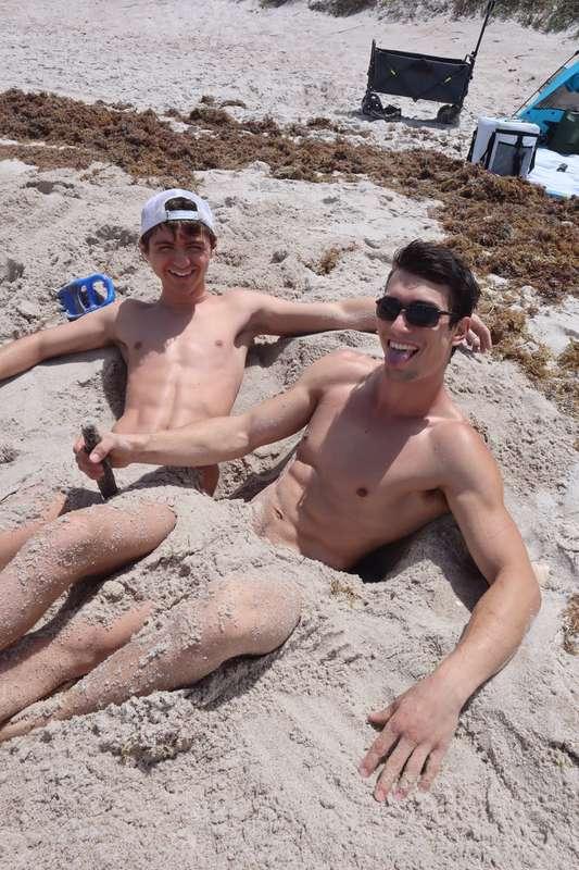 Here’s a bunch more pics from our trip to the nude beach😁😁☀️..