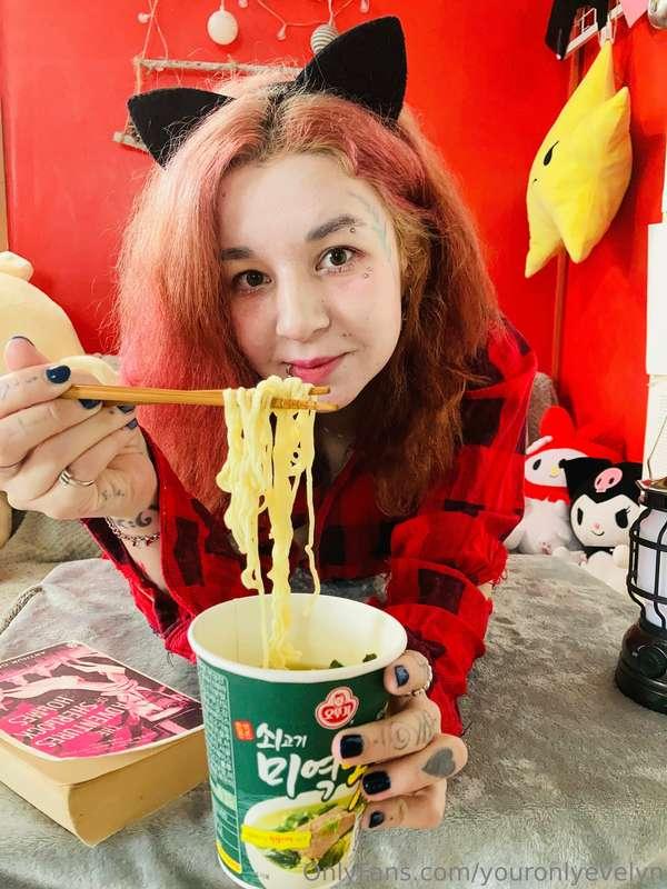 Who wants a little Instant Noodles?😋