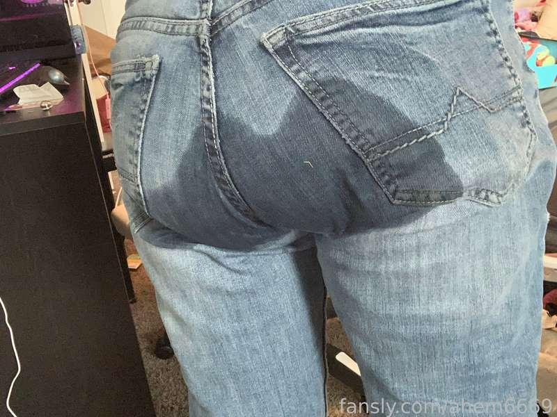 I forgot I’d already gone in this diaper once. How was I supposed to know it wouldn’t be able to handle it? 😖

#wetting #pantswetting #pee #piss #urine #diaper (mentioned)