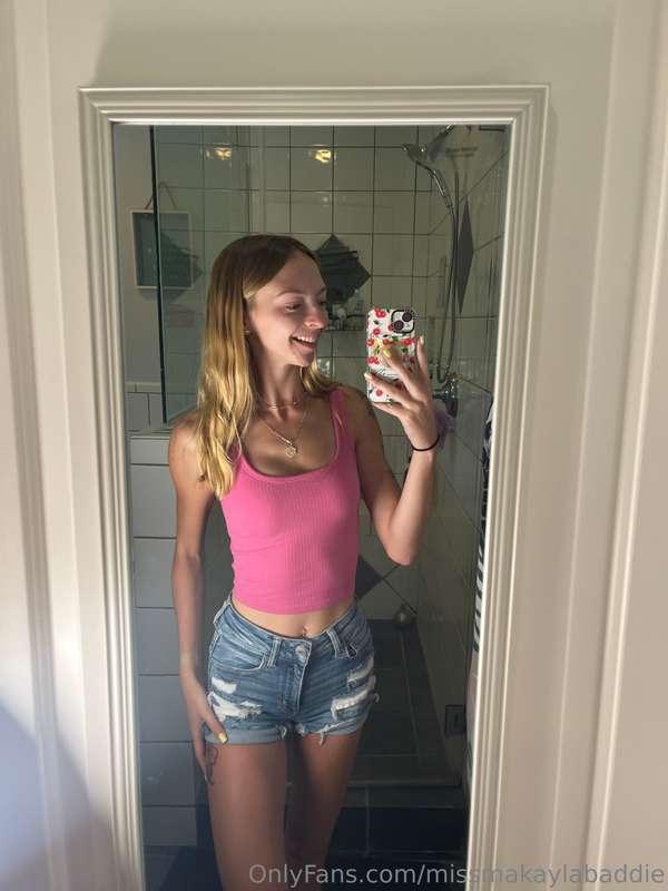 I love taking mirror pics 😌
