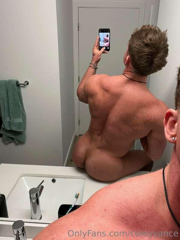 That thang barely fits on the sink 🙊