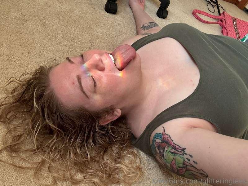 I can never pass up fun lighting for pictures 🌈👅