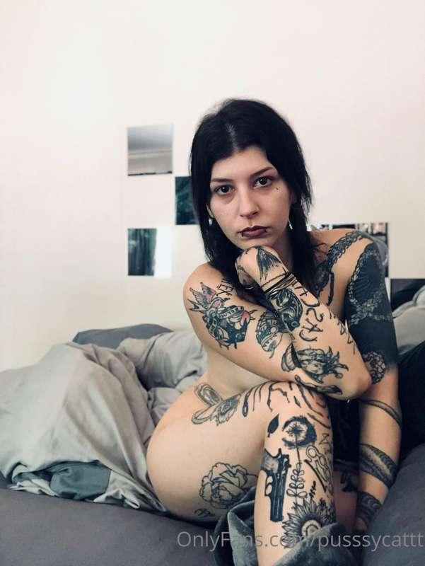 Dm me 🖤