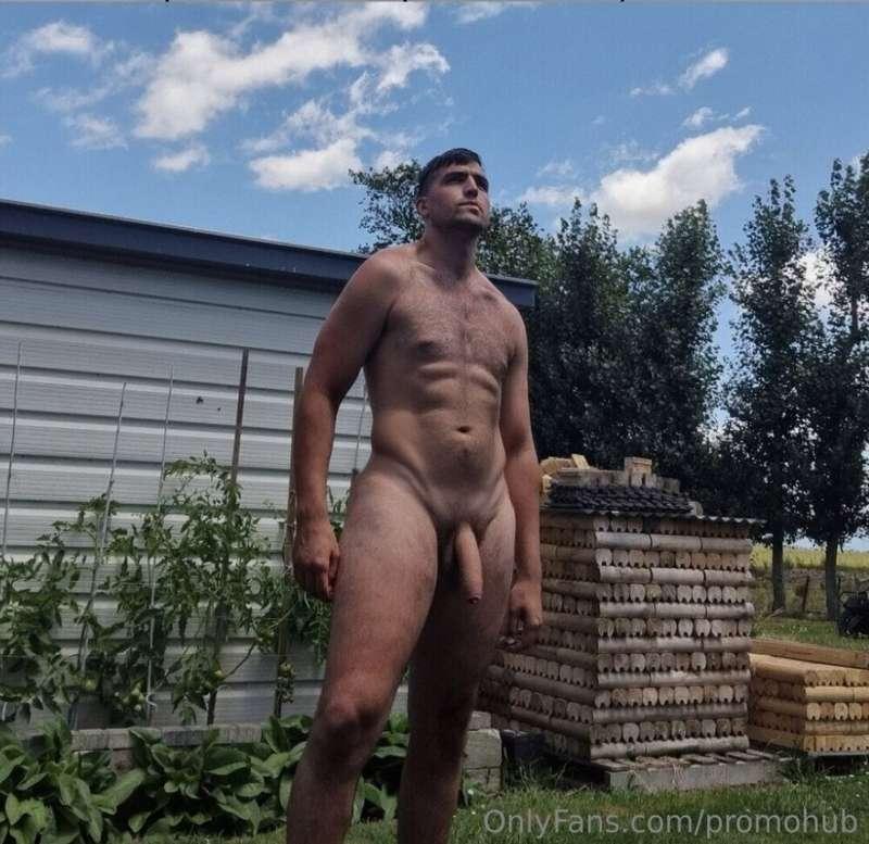 💪6ft 5 maleLarge and uncut 🍆Updating content regularly 👍DM's..