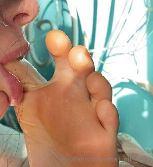 small_girl_feet image #0
