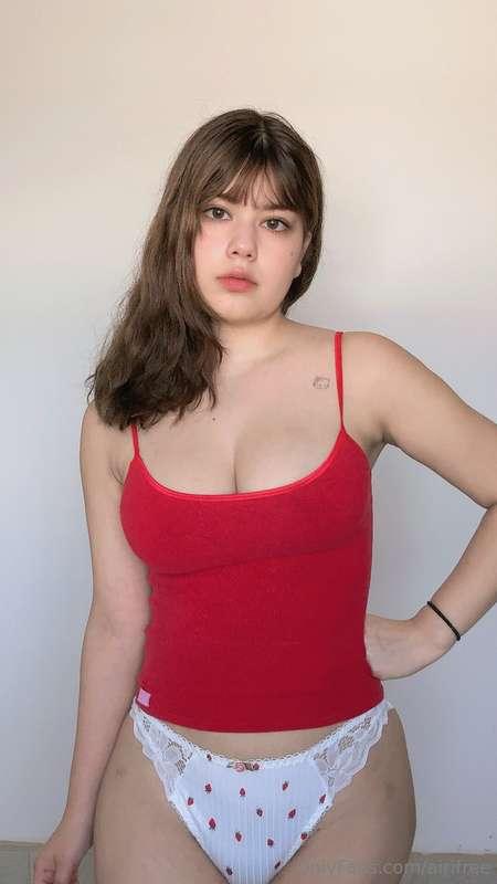 Te gustan las fresas 🍓? Creo que a mí me quedan bien 😏