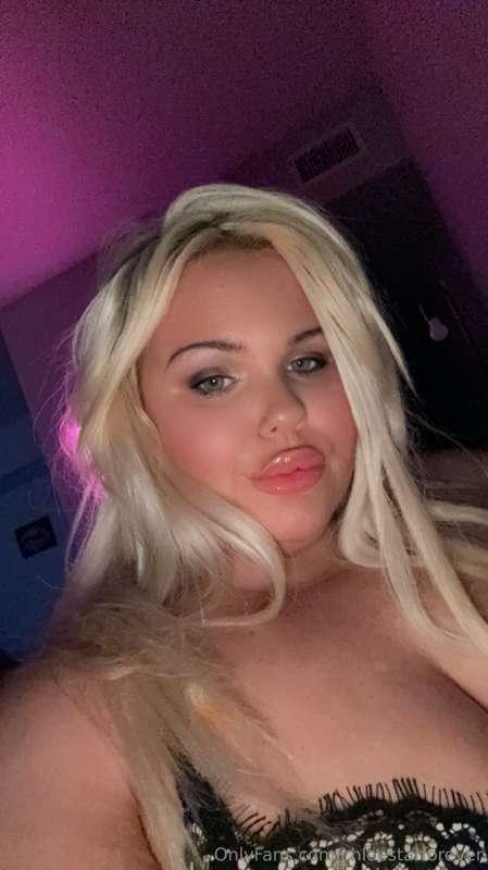 **The only place to talk to me @chloemadison.official** 💕💕💕💕..