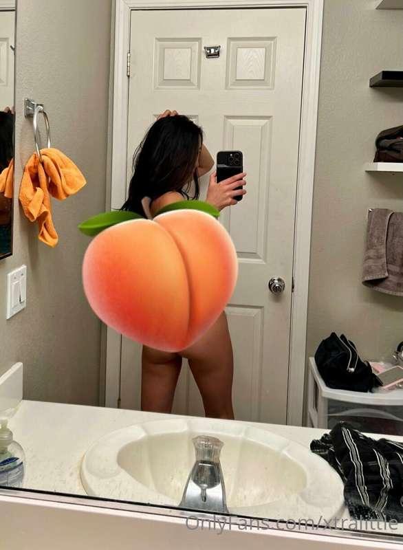 Being cheeky🍑😄. What do you think of this candid style? Find..