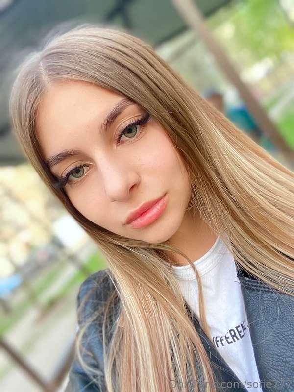 Each photo seems to have its own music in it. What notes do ..