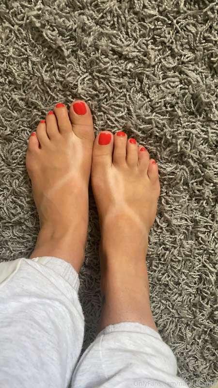 Ahhh!!! FEEEEETTTTT! Look At the tan lines on these bad boys..