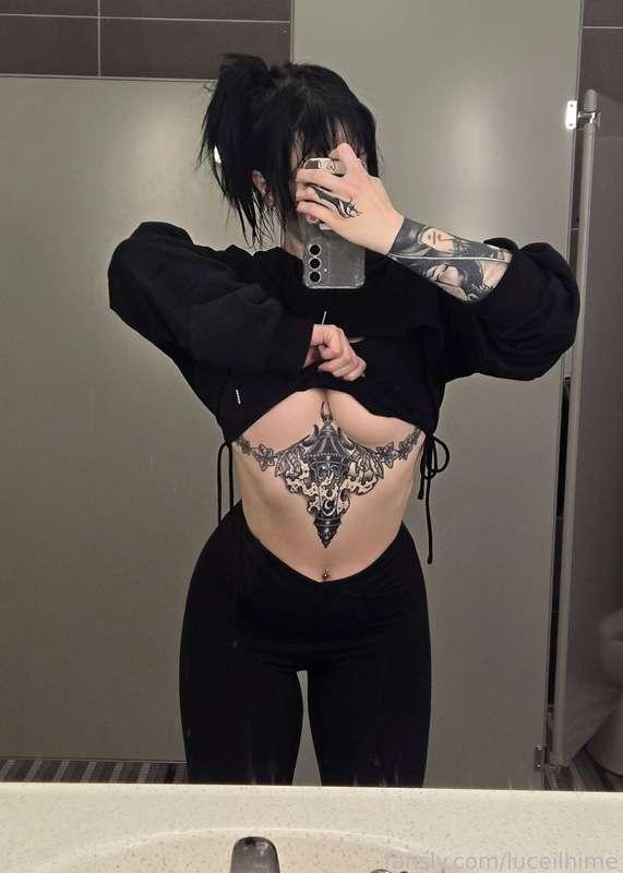 Late workout 🖤 
Feeling a little better today! 

#cute #alt #public #gym #underboob #tattoos #goth 