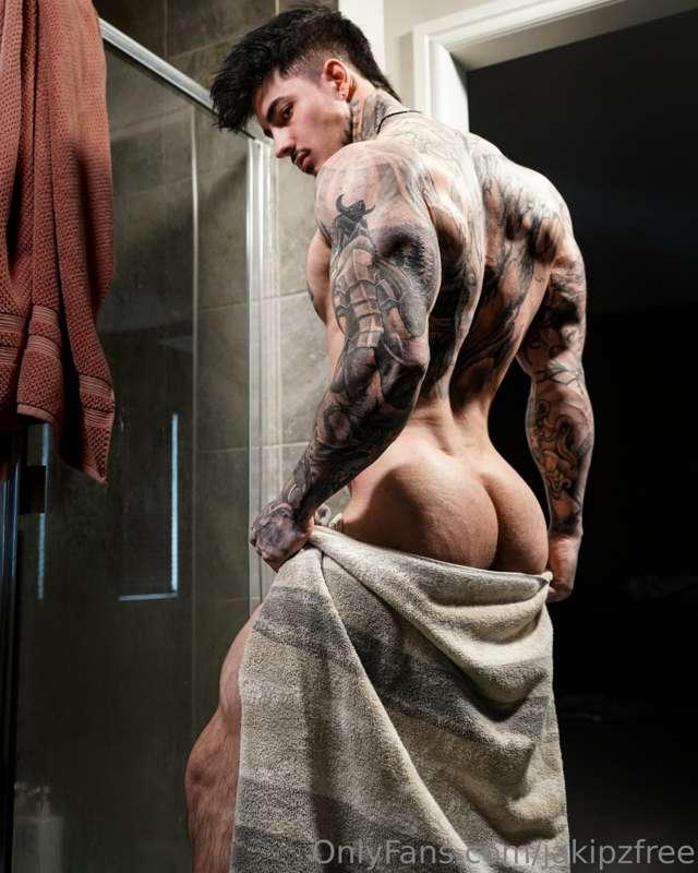 Now be good & help daddy dry off 😏🚿..
My EXPLICIT content 🔞👉..