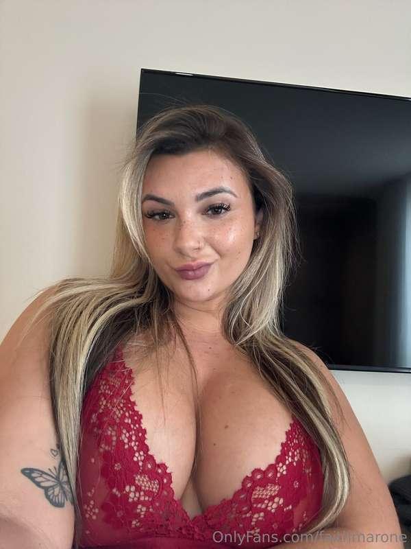 who doesn't love a lady in red, am I right!?💋