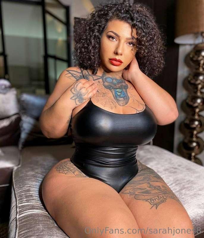 👑 @queenazita needs a throne to sit on🥵
Think you can help h..