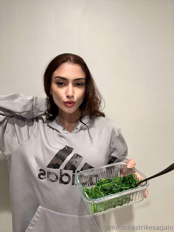 What’s my beauty secret? 🤫😝 Having a bowl of sautéed spinach..