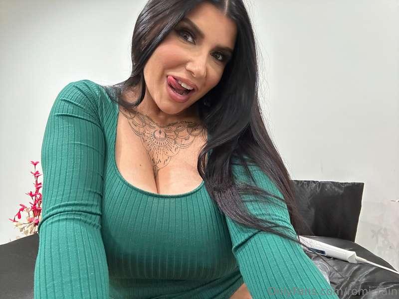 Your hot neighbor sends you this, what are you doing? 👀