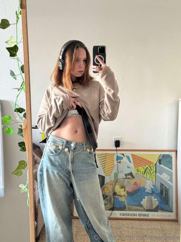 Blouse up, tummy out... and are you intrigued yet? 😏Oopsssss..