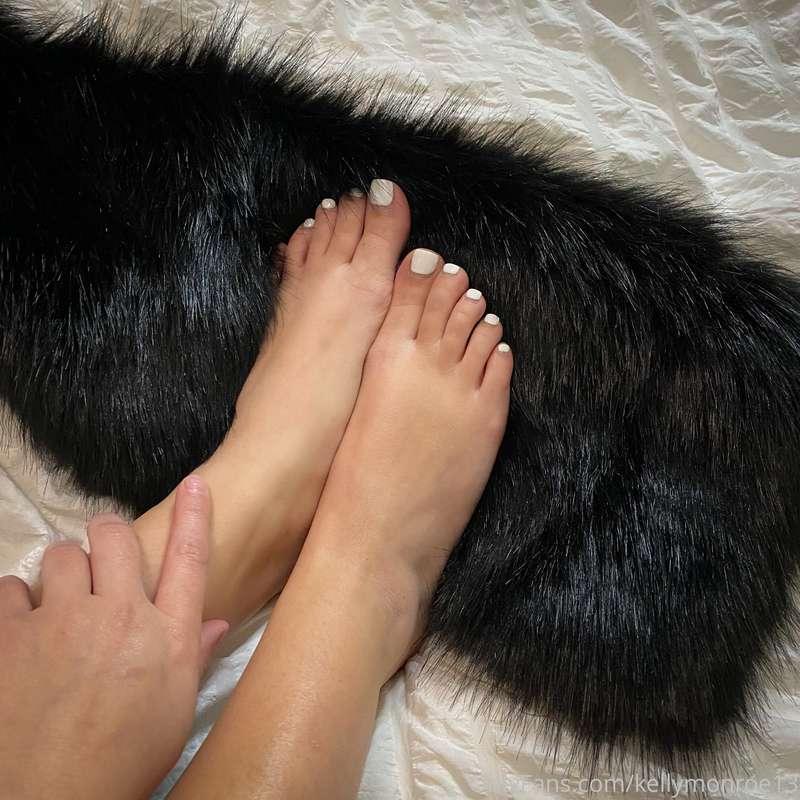 kellymonroeofficial image #1
