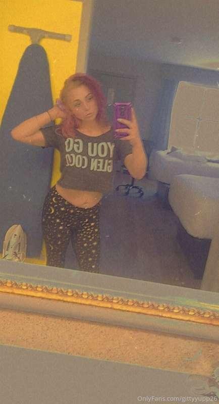 Trashy hotel room selfies? Message me?😉😏